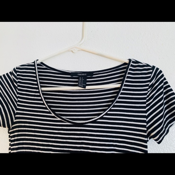 U-neck Striped Crop Top - Picture 2 of 3